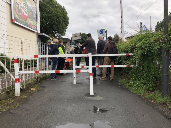 So wie es ist, soll es nicht bleiben. Bürger, Mitglieder des Ortsausschusses sowie der Fahrradbeauftragte der Stadt diskutieren über die Zukunft der Umlaufsperre im Bereich „An den Gleisen"/Ecke Begastraße. - © Sven Kienscherf
