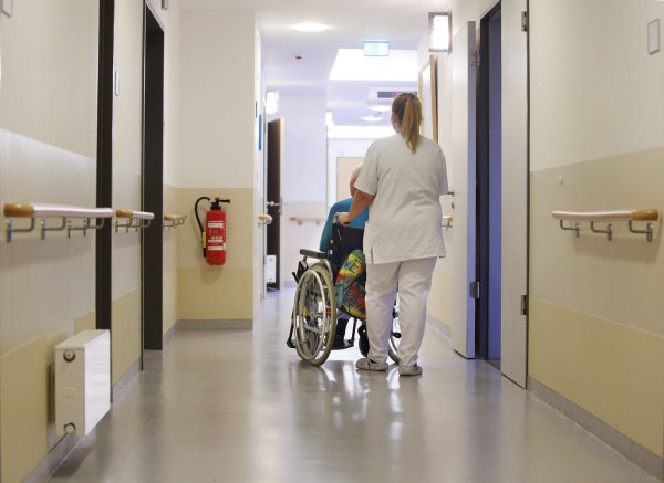 Der Mindestlohn in Pflegeberufen wird erneut angepasst. - © epd-bild / Juergen Blume