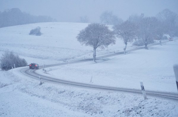 Die Hohensonner Straße in Extertal am Montagnachmittag: Der Schnee bleibt auf der Straße und den Feldern liegen. - © Freitag-TV