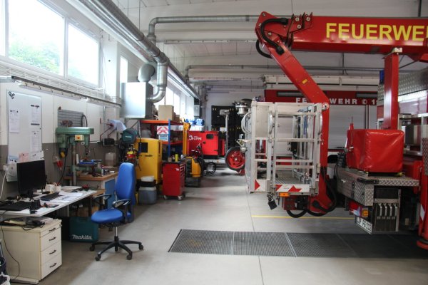 Sowas geht eigentlich nicht: In die ohnehin zu kleine Lagerzone der Fahrzeughalle ist ein Schreibtisch gequetscht. Springt der daneben befindliche Kompressor an, ist an Büroarbeit nicht zu denken. - © Dieter Asbrock