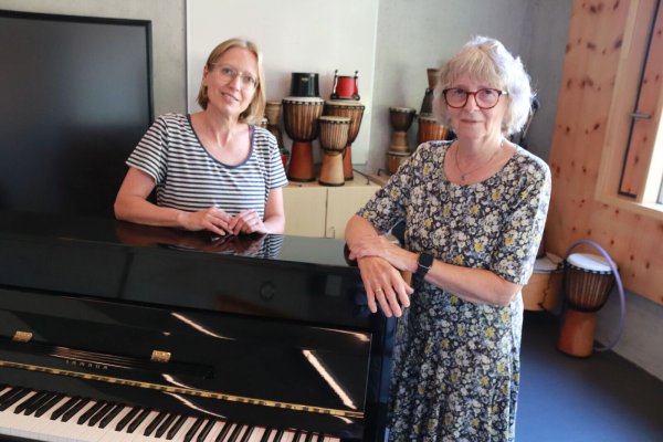 Das Klavier im Stadtteilzentrum steht jetzt auf Rollen und kann somit besser bewegt werden. Stefanie Kohorst (l.) und Viktoria Affeldt haben dort mehrere Veranstaltungen geplant. - © Knut Dinter