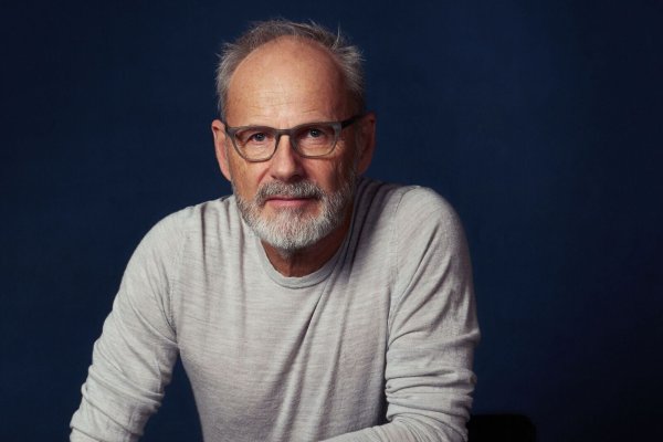 Reinhold Beckmann liest am 31. Oktober im Schloss Brake aus seinem Buch Aennie und ihre Brüder vor. - © www.stevenhaberland.com