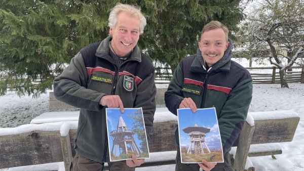 Revierförster Andreas Bathe (links) zeigt ein Foto vom ersten Eggeturm, sein Kollege Forstinspektoranwärter Ammon Haupt eines vom neuen Turm, wie er 2010 umgebaut worden ist. - © Silke Buhrmester
