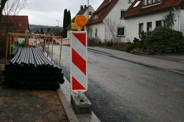 Die Bauarbeiten in der Bergstraße in Bösingfeld schreiten voran, während die Anlieger aufatmen. Sie haben nach einjähriger Diskussion mit Verwaltung und Politik eine Minimierung der Beiträge für den Gehweg und ein Zugeständnis beim Oberflächenwasser erreicht. - © Sylvia Frevert