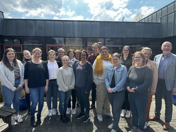 Die kommissarische Schulleiterin der Südschule. Melanie van de Vorle (3. von links) und ihr Kollegium begrüßen die Gäste aus England. - © Südschule