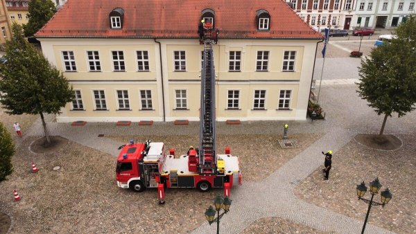 Drehleiter Angermünde am Rathaus Angermünde - © Feuerwehr Lügde