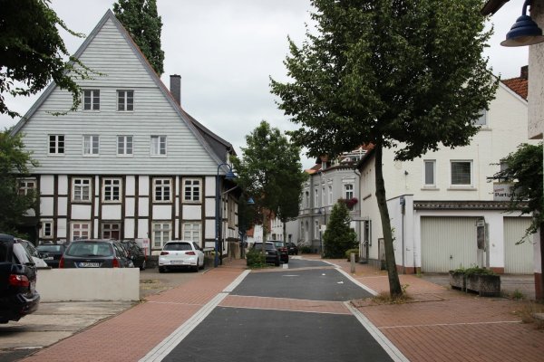 Das Foto zeigt die Rhienstraße – aufgenommen von der Hellmeyerstraße in Richtung Bergstraße. Der Straßenname ist das Einzige, was in Lage noch an den unterirdisch verlaufenden Rhienbach erinnert. - © Michael Biermann