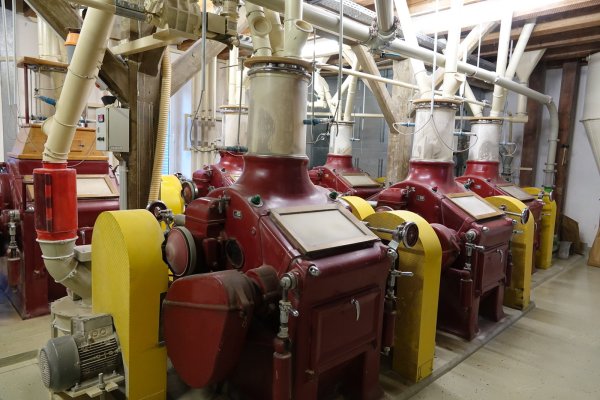 Technik auf fünf Ebenen: in der Niedermühle findet man viele Rohre und einen umfangreichen Maschinenpark. - © Axel Bürger