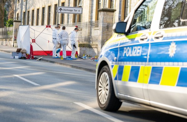 Die Spurensicherung der Polizei arbeitet am Tatort, wo bei einem Messerangriff zwei Personen schwer verletzt wurden, eine von ihnen lebensgefährlich. - © Guido Kirchner/dpa