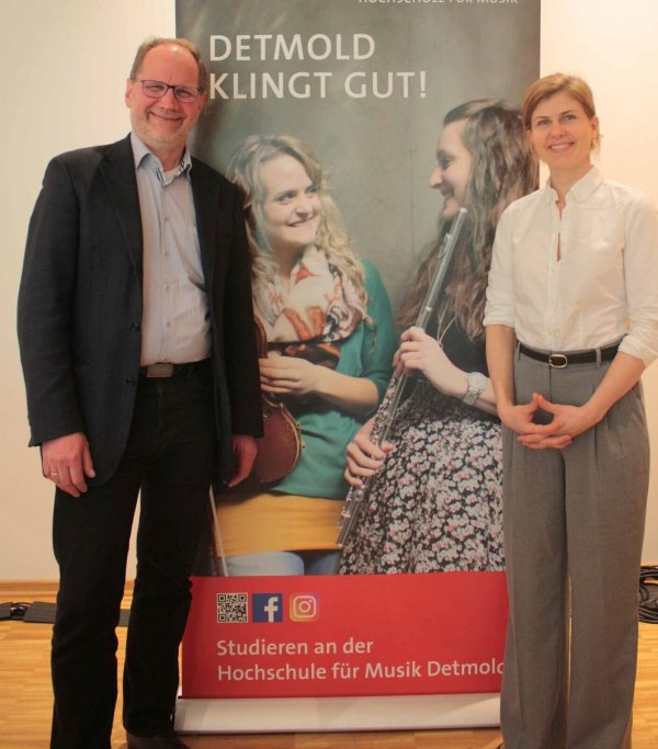 Hochschulrektor Prof. Dr. Thomas Grosse begrüßt Prof. Dr. med. Anna-Maria Addicks im Team der Hochschullehrenden. - © HfM Detmold/Plettenberg