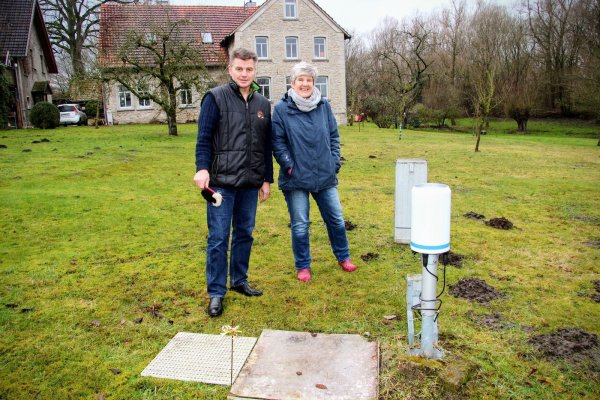 Ingrid Neese und Andreas Kuhlmann betreuen in ihrem Garten in Hörste eine Wetterstation des Deutschen Wetterdienstes. Inzwischen müssen sie nur noch von Oktober bis April Daten weitergeben. - © Cordula Gröne