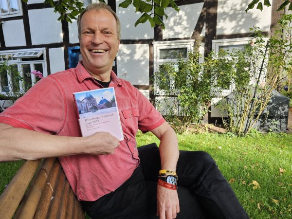 Dr. Hans C. Jacobs schätzt besonders die Heidener Kirche und den Platz drumherum - ein passender Ort für ein Pressegespräch über das neue Historische Jahrbuch, das im November erhältlich ist. - © Astrid Sewing