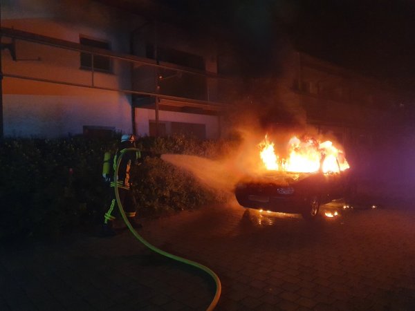 Das Fahrzeug brannte völlig aus. - © Feuerwehr Lemgo