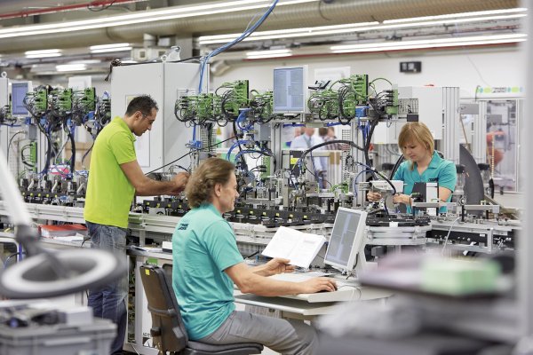 Die Elektroindustrie – hier ein Foto aus der Produktion bei Phoenix Contact – ist von der Krise am geringsten betroffen. Olesch spricht für seine Firma von einem Umsatzminus von drei Prozent. - © Phoenix Contact