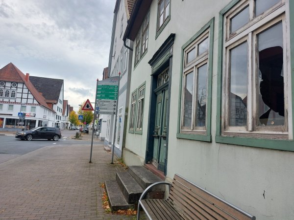 Im Altstadtbild von Lügde, wie hier in der Mittleren Straße, gibt es einige Immobilien, die in einem schlechten Zustand und grundlegend sanierungsbedürftig sind. - © Michaela Weiße