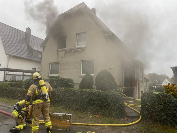 Beim Eintreffen der Feuerwehr quoll bereits dichter Qualm aus dem Haus. - © Freitag TV