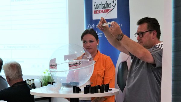 Pokalspielleiter Dieter Drobig (SuS Pivitsheide) hatte bei der Pokalauslosung Unterstützung von Glücksfee Sarah Linnemeier von der SpVg Hagen-Hardissen. - © Jörg Hagemann