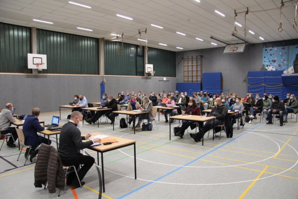 Zur Sitzung des Ausschusses am Mittwochabend in der Mehrzweckhalle Alverdissen kamen rund 40 Besucher. Sie wollten wissen, was mit dem Grundschulstandort im Dorf nun passiert. - © Nadine Uphoff