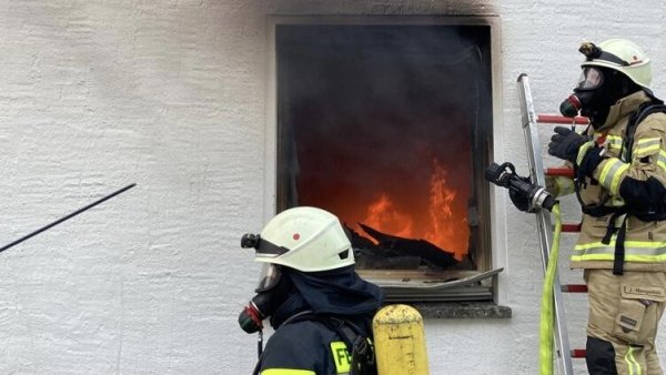 Im Zimmer loderten die Flammen hoch. - © Feuerwehr Barntrup