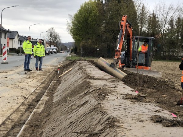 Am Detmolder Weg tut die Stadt etwas gegen die Folgen extremer Regengüsse. Hinter dem Wall, den die Tiefbaufirma Fahn baggert, soll die Schlammlawine stoppen. Gedrosselt und vom Dreck befreit würde das Wasser dann über die Straße Richtung Lehmkuhle abfließen. Lars Becker (links) und Michael Fahn inspizieren die Baustelle. - © Till Brand