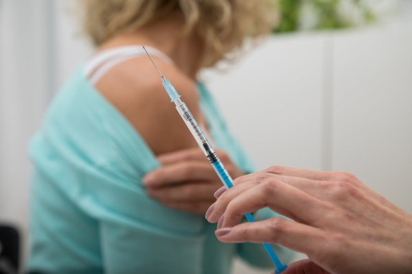 In Westfalen-Lippe bieten viele Apotheken Impfungen bereits seit 2021 an. Nun laden sie zur langen Nacht der Impfungen ein. - © Verwendung weltweit Modelfreigabe vorhanden.