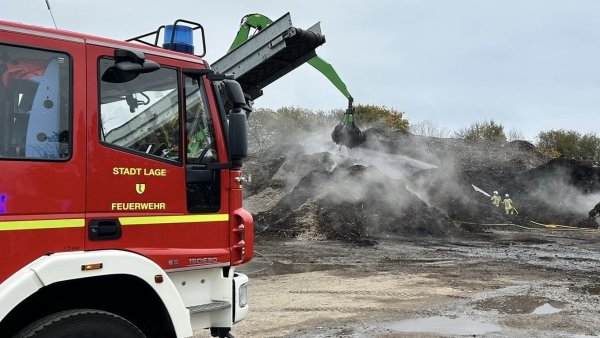 Die Feuerwehr Lage muss am Samstagmorgen den Brand eines großen Haufens mit Holzhackschnitzeln bekämpfen. - © Feuerwehr Lage