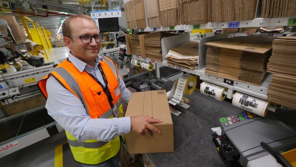 Standortleiter René Hille zeigt, wie ein Paket für den Kunden an einer Station verpackt wird. - © Jost Wolf