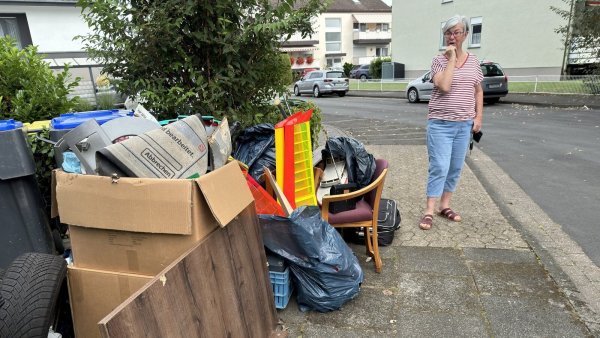 Dietlind Löhnert steht an einem laut Stadt zwar angemeldeten, aber weit vor der Abholung herausgestellten Sperrmüllhaufen. Immer wieder wird in der Straße Unrat entsorgt, berichten Anwohnerinnen. - © Sven Kienscherf