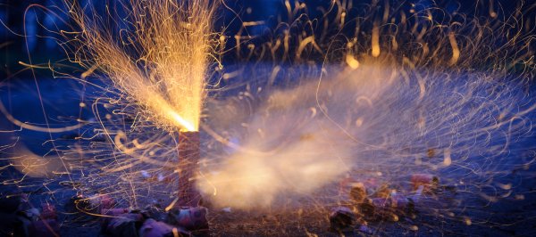Ein brennender Feuerwerkskörper verursachte in Bielefeld einen Autobrand. - © dpa