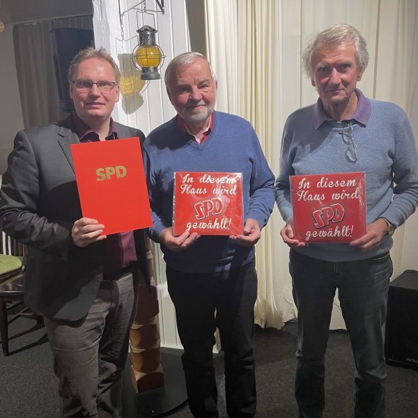 Ausgezeichnet: 50 Jahre ist Lothar Fischer (Mitte) SPD-Mitglied. Hans Ulrich Kühn (r.) hat seit 25 Jahren das rote Parteibuch. Dennis Maelzer hat beide im Rahmen eines Grünkohlessens geehrt. - © SPD Heidenoldendorf-Hiddesen