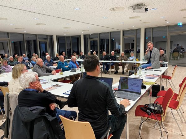 Jochen Brunsiek vom Kulturstellwerk Nordlippe moderiert die gutbesuchte
Erzählwerkstatt zur Kneipenkultur in Nordlippe im Dörentruper Bürgerhaus. - © Erzählwerkstatt Kneipenkultur