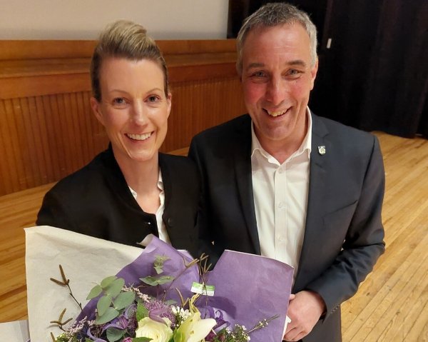 Bürgermeister Dirk Tolkemitt beglückwünscht Melanie Koring mit einem Blumenstrauß zu ihrer Wiederwahl als 1. Beigeordnete. - © Stadt Bad Salzuflen