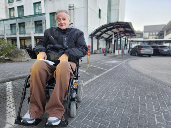 Jörg Stein (64) ist kurz vor dem Ruhestand und fühlt sich von seinem Arbeitgeber der aLD, einer Tochterfirma des Klinikum Lippes, ungerecht behandelt. Vor Weihnachten gab es nur die Hälfte seines Gehaltes - laut Unternehmen soll er die Betriebratstätigkeit nicht richtig erfasst haben. - © Janet König