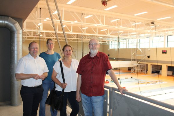 Bürgermeister Mario Hecker (von links), Henrike Sieker (Fachbereich Planen und Bauen), Bauamtsleiterin Ewa Hermann und Architekt Andreas Deppe informieren über den aktuellen Stand der Arbeiten. - © Lorraine Brinkmann