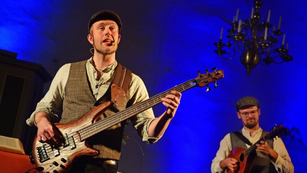 Dennis Fehlauer (links), Jascha Kemper und die anderen Mitglieder der "Kilkenny Band" erfreuen die Besucher beim Konzert in Alverdissen. - © Nicole Ellerbrake