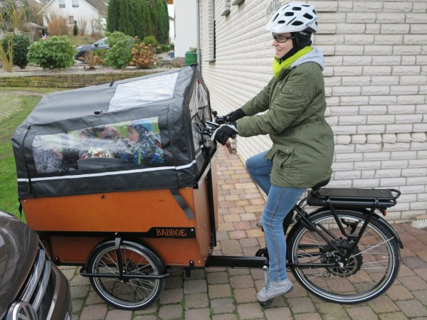 Tagesmutter Vanessa Müller war gerne und viel mit ihren Kindern auf ihrem Lastenrad von Babboe unterwegs. Nun ist sie gezwungen, es stehen zu lassen. - © Sabine Müller