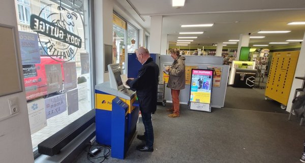 Die Postbank bietet künftig keinen Service mehr in der Partnerfiliale in der Breiten Straße an. Persönlicher Service an den Tresen ist nicht mehr möglich, Service-Drucker und Geldautomat sollen abgebaut werden. Die Dienste der Post aber bleiben erhalten. - © Katrin Kantelberg