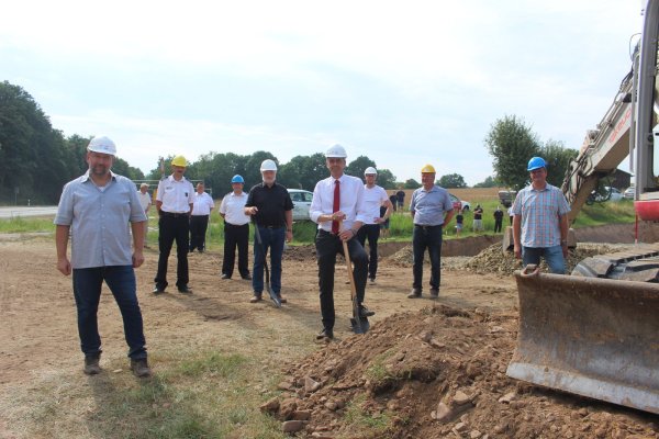 Beim symbolischen ersten Spatenstich für das neue Feuerwehrgerätehaus in Wöbbel sind (von links) Verwaltungsmitarbeiter Michael Bickel, Kai-Uwe Delike (stellvertretender Wehrführer), Marc Tegeler (Einheitsführer Wöbbel), Architekt Werner Schmidt, Bürgermeister Jörg Bierwirth, Architekt Wilhelm Luft sowie Rudolf und Matthias Büker (Bauunternehmen) dabei. - © Michaela Weiße