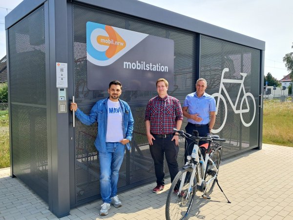 Freuen sich über die sicheren Abstellplätze: Sadik Cakmak, Sebastian Baving und Bürgermeister Dirk Tolkemitt an der Mobilstation. - © Stadt Bad Salzuflen
