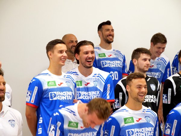 Marcel Timm hat in Lemgo schon viel Spaß. Auch sein Gummersbacher Spezi Shawn Pauly (links) und Gedeon Guardiola (rechts) freuen sich beim Fotoshooting um die Wette. - © Jörg Hagemann