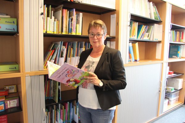 Alexandra Steeger ist die neue Integrationsbeauftragte des Kreises Lippe. In der Bücherei im Integrationszentrum können Lehrer zweisprachige Bücher für Migranten ausleihen.  - © Kirsten Fuhrmann