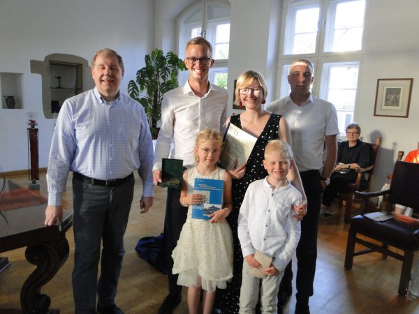 Dr. Stefan Wiesekopsieker (von links) mit Dr. Johannes und Dr. Anja Bittner sowie Bürgermeister Dirk Tolkemitt. Vorn im Bild: die Kinder Amélie (7) und Konstantin (8). - © Hajo Gärtner