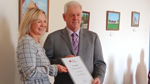 Ehrung für Rudi Radtschun von der Geschäftsführerin des Heimatbundes Lippe, Yvonne Hübner. - © Heike Rachny-Heinicke