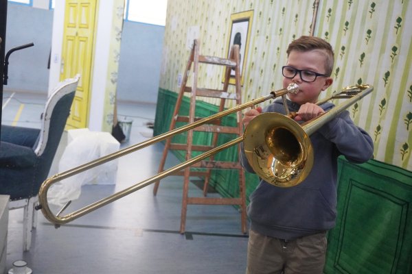 Der siebenjährige Carl probiert bei der Instrumentenschau die Trompete aus und bekommt direkt einen Ton heraus. - © Michaela Weiße