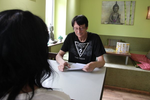 Beim ersten Gespräch mit der LZ vor drei Monaten scheint der Fall noch auswegslos: Wolfgang Carstensen sitzt damals mit der betroffenen Mutter aus Polen (35) in seinem thailändischen Imbiss und wälzt Unterlagen. Heute heißt es endlich: Aufamtmen. - © Janet König