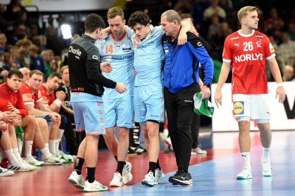Bitterer Abgang: Gestützt von Bobby Schagen und dem niederländischen Mannschaftsarzt verlässt Thomas Houtepen das Spielfeld. - © Jan Kirschner