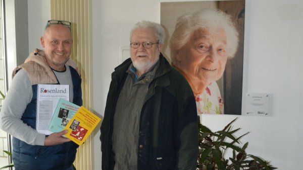 Lehrer Michael Heitkämper (links) erhält vom ehemaligen Schüler des EKG, Helmut Frische, die beiden historischen Bücher über den Schulkonflikt mit dem Schulleiter Dr. Ernst Werner. - © Karla-Raveh-Gesamtschule