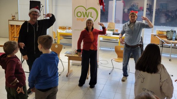 Jochen Vahle (links), Tina Ruland und Ingo Naujoks haben ihr junges Publikum zum tanzen animiert. - © Vasco Stemmer
