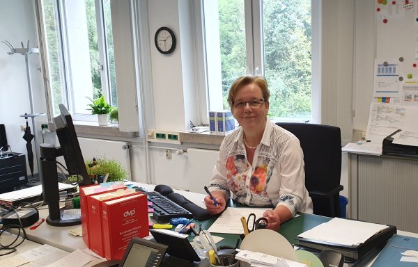 Doris Middeke-Heistermann an ihrem Arbeitsplatz bei der Bezirksregierung Detmold - © Inn-tegrativ GmbH