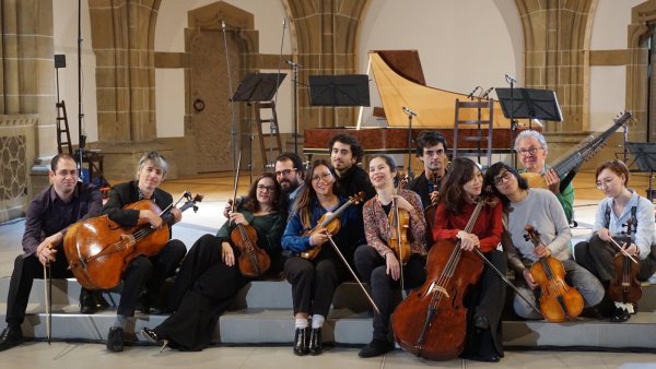 Mit Musik, Tanz und gesprochenem Wort zeichneten das Ensemble Boulevard Baroque mit dem Cellisten Ira Givol (Zweiter von links), Sprecher Andreas Gilger (Vierter von links) und Tänzer Martí Corbera (Sechster von links), ein Psychogramm eines Künstlers und hielten damit ein Plädoyer für Kunst und Kultur. - © Venezia Fröscher-Cifolelli